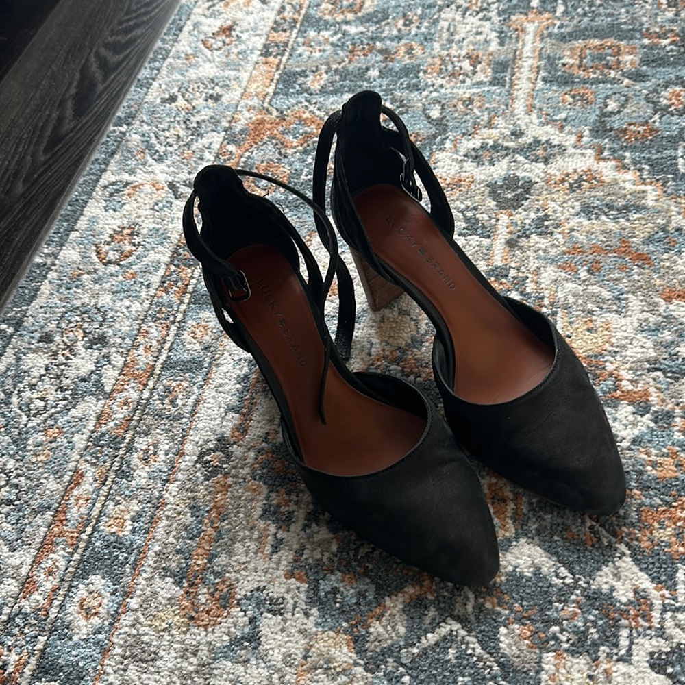 Lucky brand heels, closed toes, closed back, size 8 in black